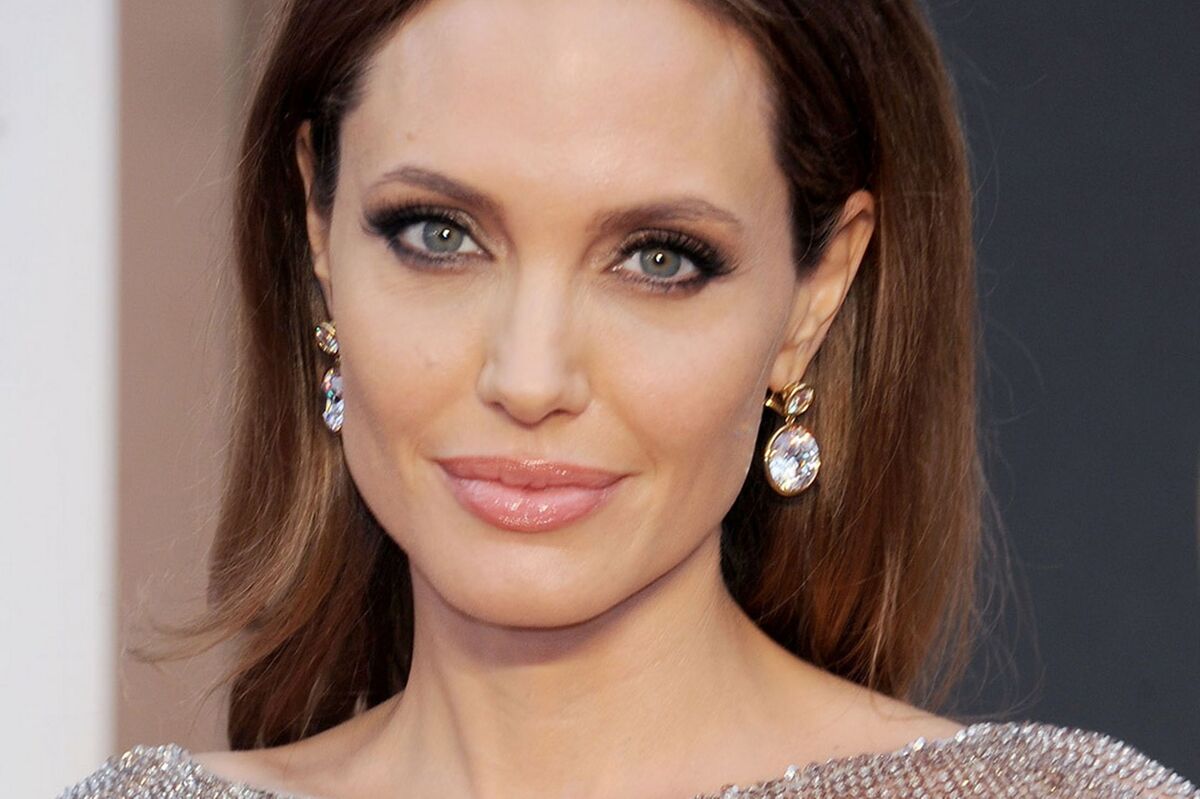 Angelina Jolie – Strange hobby: Collecting daggers