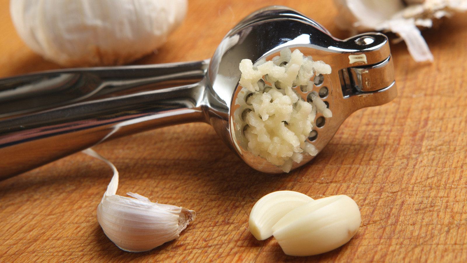 The easiest way to avoid the smell of garlic is to eat more of it